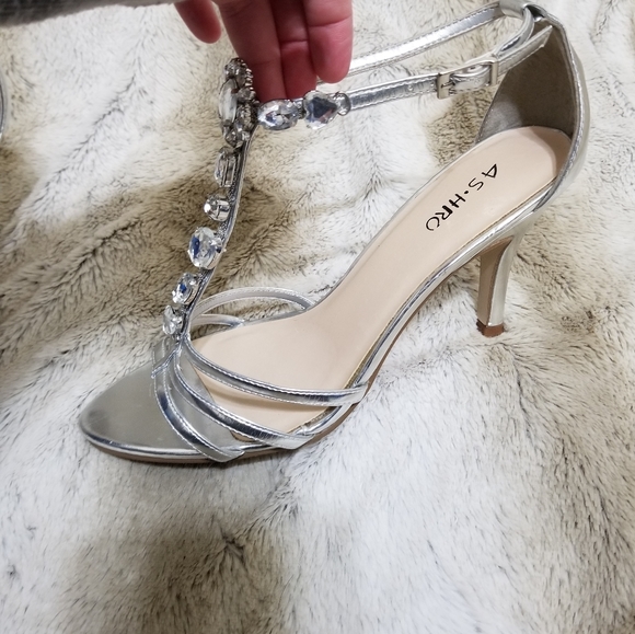 Ashro Shoes - ASHRO Silver T-Strap crystal Heels Size 8